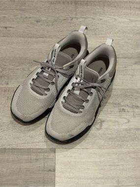 While on Earth Move Trainers sz 10